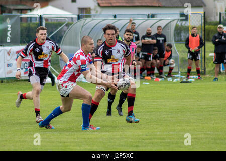 ZAGREB, Kroatien - 29. April 2017: Rugby Europapokal der Nationen Kroatien vs. Malta. Player ist den Ball fangen. Stockfoto