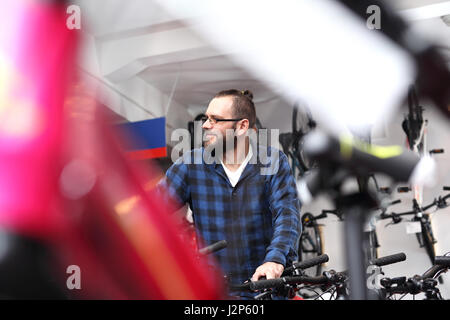 Fahrradgeschäft. Fahrradgeschäft Fahrrad Salon. Fahrrad-Verkäufer in einer Fahrrad-Lounge. Stockfoto