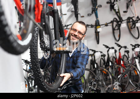 Fahrradgeschäft. Fahrradgeschäft Fahrrad Salon. Fahrrad-Verkäufer in einer Fahrrad-Lounge. Stockfoto