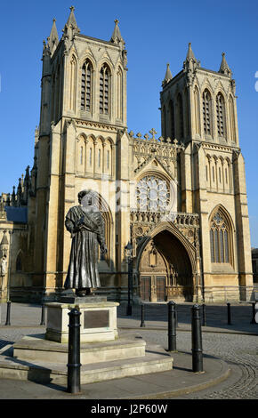 Rajah Rammohun Roy Statue & Westtürme der Bristol Cathedral, College Green, Bristol der Vater der indischen Renaissance Raja Ram Mohan Roy Stockfoto