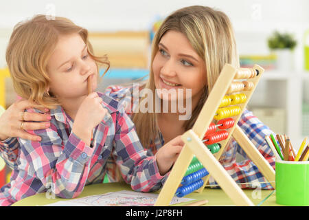 Mutter und Tochter studieren am Tisch Stockfoto