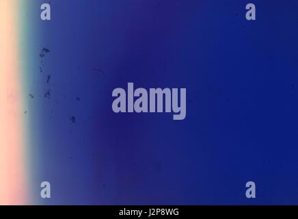 Alte Film Filament Hand gebrochen. Leere alte Grunge Film Strip Rahmenhintergrund. Vektor-Format. Stockfoto