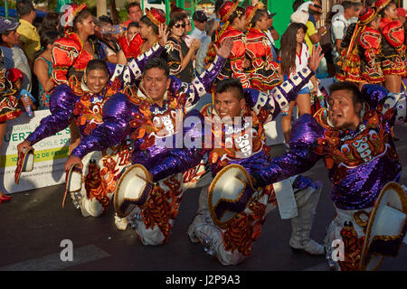 Männliche Mitglieder einer Caporales Tanzgruppe in prunkvollen Kostümen durchführen an den jährlichen Karneval Andino con la Fuerza del Sol in Arica, Chile. Stockfoto