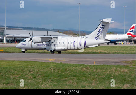 Eine Dornier 328-100 Turboprop 33 Sitz Passagierflugzeug Inverness Dalcross Flughafen in den schottischen Highlands. Stockfoto