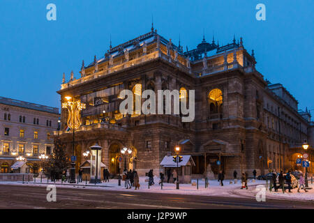 Eine verschneite Ungarische Staatsoper Gebäude an der blauen Stunde im Winter Stockfoto