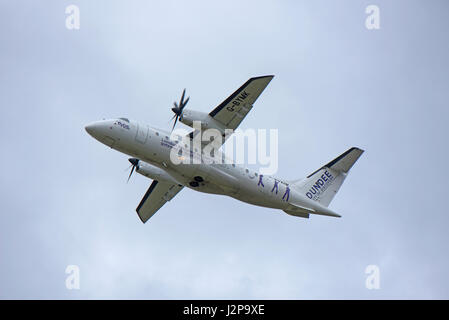 Eine Dornier 328-100 Turboprop 33 Sitz Passagierflugzeug Inverness Dalcross Flughafen in den schottischen Highlands. Stockfoto