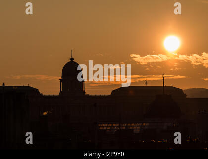 Die Silhouette des Royal Palace in Budapest bei Sonnenuntergang Stockfoto