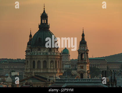 Die Kuppeln der Stephanusbasilika und des Königspalastes in Budapest bei Sonnenuntergang Stockfoto