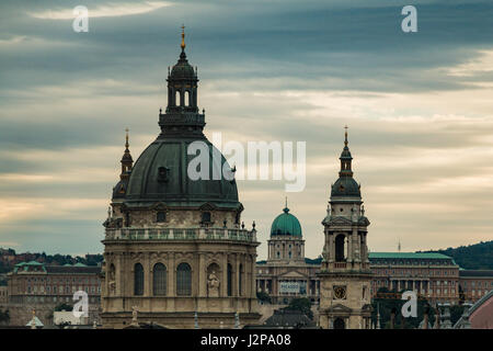 Die Kuppel des königlichen Palastes gesehen durch St.-Stephans Basilika in Budapest, Ungarn Stockfoto