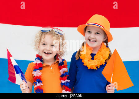 Kleinen holländischen Jungen und Mädchen tragen Land Symbole feiern-King-Tag. Kinder unterstützen Holland-Sport-Team. Kinder aus den Niederlanden. Junge Sportart fa Stockfoto