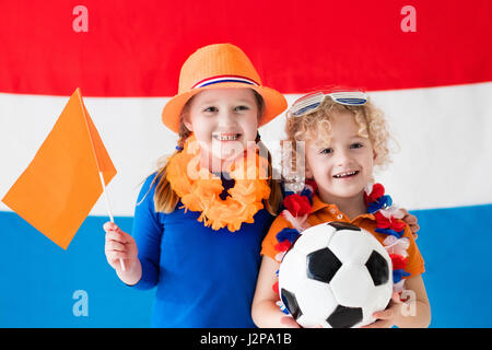 Kinder jubeln und Unterstützung der niederländischen Fußball-Nationalmannschaft. Kinder-Fans und Unterstützer der Niederlande während der Fußball-Europameisterschaft. Junge und Mädchen aus Hollan Stockfoto