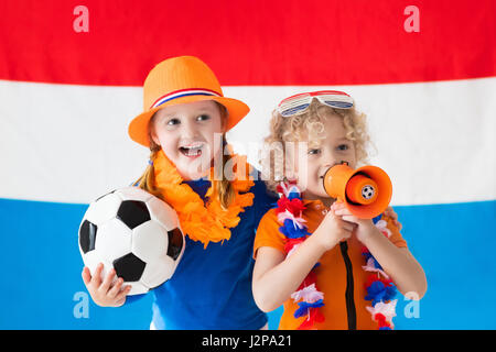 Kinder jubeln und Unterstützung der niederländischen Fußball-Nationalmannschaft. Kinder-Fans und Unterstützer der Niederlande während der Fußball-Europameisterschaft. Junge und Mädchen aus Hollan Stockfoto