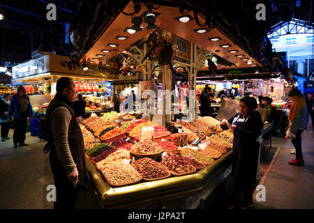 Marktstand Obst und Nüssen, Mercat De La Boqueria, La Rambla, Barcelona, Katalonien, Spanien zu verkaufen Stockfoto