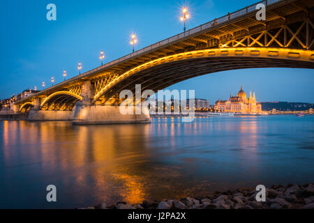 Das ungarische Parlament gesehen durch einen Bogen von der Margaretenbrücke in Budapest Stockfoto