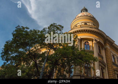 Bibliothek der Universität ELTE in Budapest von der Straße aus gesehen Stockfoto