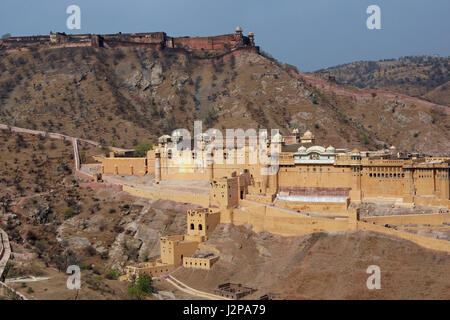 Panoramablick über Amber Fort mit Jaigarh Fort sitzt auf einem Hügel oberhalb am Stadtrand von Jaipur in Rajasthan, Indien Stockfoto