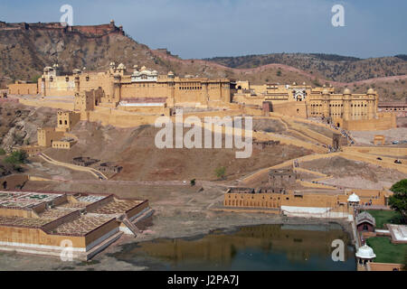 Panoramablick über Amber Fort mit Jaigarh Fort sitzt auf einem Hügel oberhalb am Stadtrand von Jaipur in Rajasthan, Indien Stockfoto