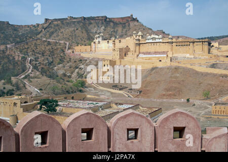 Panoramablick über Amber Fort mit Jaigarh Fort sitzt auf einem Hügel oberhalb am Stadtrand von Jaipur in Rajasthan, Indien Stockfoto