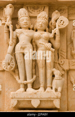 Die geschnitzten Figuren an der Seite des alten hinduistischen Tempel der Jagat Shiromani in Bernstein Dorf in der Nähe von Jaipur, Rajasthan, Indien Stockfoto