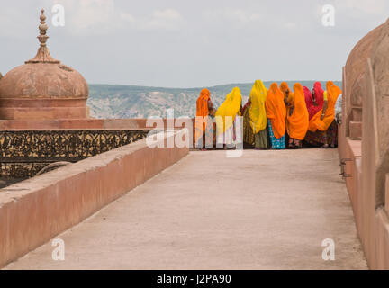 Gruppe von indischen Frauen in hell farbigen Saris auf dem Dach eines Rajput-Palastes innen Nahargarh Fort mit Blick auf Jaipur in Rajasthan, Indien Stockfoto