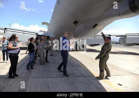 Ein Ausleger der Hawaii Air National Guard veranstaltet eine KC-135 Stratotanker-Tour und eine Diskussion für Reservisten und Arbeitgeber, um das Verständnis, die Unterstützung und die Einsatzbereitschaft der Reservisten zu fördern. Stockfoto