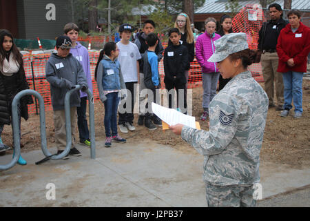 Techn. Sgt. Elbriellemay Wilson, Mitglied der California National Guard Counterdrug Task Force, begrüßt Studenten eintreffen am Lake Tahoe Community College für das Tahoe Drogerie Projekt 4 April. Das Tahoe-Drogerie-Projekt ist eine jährliche Veranstaltung statt für Sechstklässler im Bereich South Lake Tahoe, der Ziel ist es, Schülern zu zeigen, die Risiken und Folgen des Wählens, Drogen zu nehmen. (US Army National Guard Foto / Sgt. Brianne M. Roudebush) Stockfoto