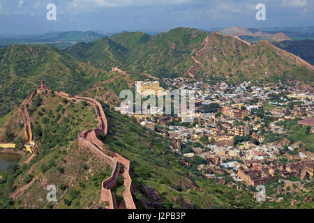 Altes Dorf von Amer von grünen Hügeln und festen Mauern entlang den Hügeln umgeben. In der Nähe von Jaipur, Rajasthan, Indien. Stockfoto