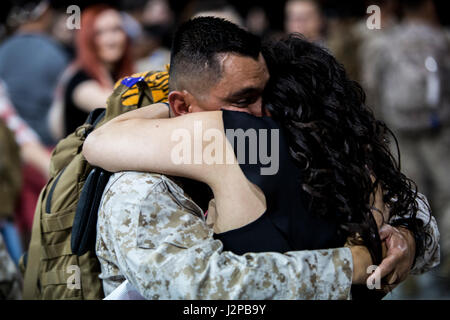 Freunde und Familien der Marines mit Marine taktische Electronic Warfare Squadron (VMAQ) 2 Grüßen ihre lieben zum Marine Corps Air Station Cherry Point, North Carolina, 9. April 2017 zurückkehren. Marines mit VMAQ-2 zur Teilnahme an gemeinsamer Aktionen im Ausland eingesetzt. (US Marine Corps Foto von Lance CPL Zachary M. Ford) Stockfoto