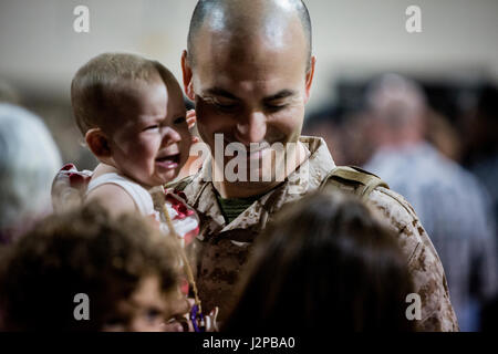 Freunde und Familien der Marines mit Marine taktische Electronic Warfare Squadron (VMAQ) 2 Grüßen ihre lieben zum Marine Corps Air Station Cherry Point, North Carolina, 9. April 2017 zurückkehren. Marines mit VMAQ-2 zur Teilnahme an gemeinsamer Aktionen im Ausland eingesetzt. (US Marine Corps Foto von Lance CPL Zachary M. Ford) Stockfoto