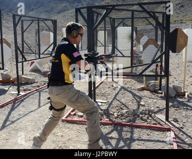 LAS VEGAS, Nevada-Staff Sgt Joel Turner, US-Armee Treffsicherheit Einheit, von Belton, South Carolina durchzieht eine Bühne, 16. April, um die 2017 US praktischen Shooting Association Multi-Gun National Championships im Pro Gun Club. Turner wurde Zweiter in der Open Division von weniger als 10 Matchbälle. Dies war Turner erstmals im Wettbewerb in diesem Bereich nach zuvor im Wettbewerb und gewann im Bereich beschränkt. (Foto: US-Armee Sgt. 1. Klasse Julius Clayton/freigegeben) Stockfoto