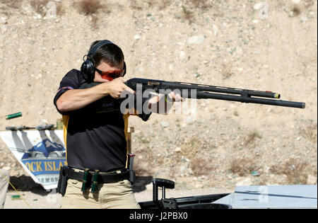 Ein Soldat der US Army Armeeminiship Unit tritt an der 2017 U.S. Practical Shooting Association Multi-Gun Nationals in Las Vegas (Nevada) an und gewinnt die Tactical Optics Division mit 1233,5750 Punkten über drei Wettkampftage. Stockfoto