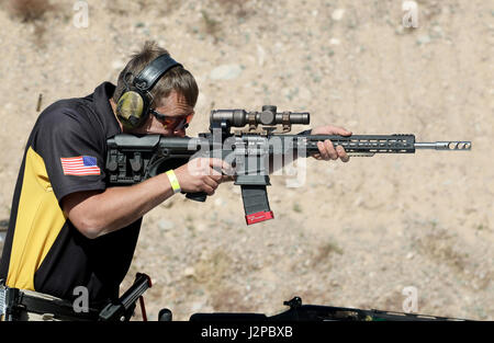 Ein Soldat der US Army (Armeewaffeneinheit) tritt in Las Vegas (Nevada) bei der 2017 U.S. Practical Shooting Association Multi-Gun Nationals an und nimmt an mehreren Schießphasen Teil, um Können und Genauigkeit zu testen. Stockfoto