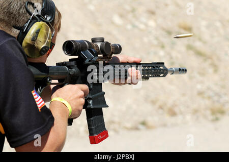 Ein Soldat der US Army (US Army) spielt bei der 2017 U.S. Practical Shooting Association Multi-Gun Nationals in Las Vegas, Nevada, und wurde nach drei Tagen Wettkampf in mehreren Etappen Zweiter in der Open Division. Stockfoto