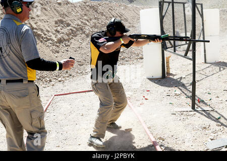 Staff Sgt John Browning, Jackson, Georgia native und wettbewerbsfähige schießen Soldat mit der US-Armee Treffsicherheit Einheit, feuert seine Schrotflinte während den 2017 US praktischen Shooting Association Multi-Gun Nationals in Las Vegas, Nevada, am 15. April. Nach dem dreitägigen Wettbewerb, der 14 verschiedene Stufen enthalten, gewann Browning den zweiten Platz-Titel im begrenzten Bereich mit 1158,7405 Matchbälle. (US Armee-Foto von Michelle Lunato/freigegeben) Stockfoto