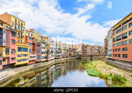 Bunte Häuser, bekannt als die Fälle de l'Onyar, an den Ufern Fluss Onyar in der alten Stadt Girona, Katalonien, Spanien Stockfoto