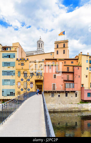 Pont d ' en Gómez Brücke über den Fluss Onyar mit der Kathedrale Glockenturm in der Ferne in der alten Stadt Girona, Katalonien, Spanien Stockfoto