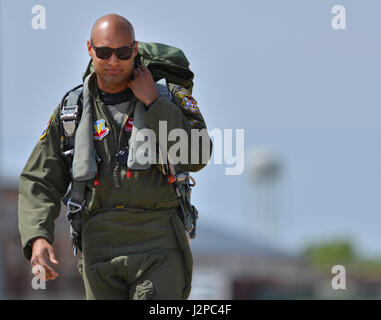 US Air Force 1st Lt. Edward Galloway, 71. Fighter Training Squadron Aggressor Pilot, kehrt von einer Luft Kampftraining Mission während ATLANTICTRIDENT 17 am gemeinsamen Basis Langley-Eustis, Virginia, 18. April 2016. Die US Air Force F-15E Strike Eagles und t-38 Krallen Rollen Widersacher Flugzeuge während der Übung. (US Air Force Foto/Staff Sgt.   Natasha Stannard) Stockfoto