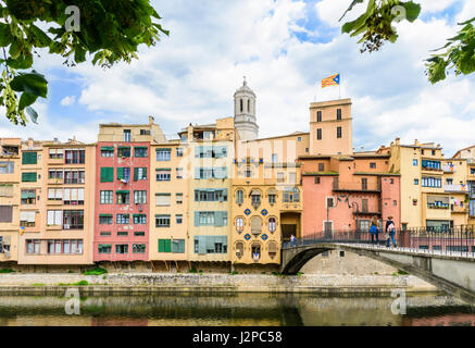 Menschen zu Fuß auf der Pont d ' en Gómez Brücke über den Fluss Onyar mit der Kathedrale Glockenturm überragt die alte Stadt hängenden Häuser, Girona, Spanien Stockfoto