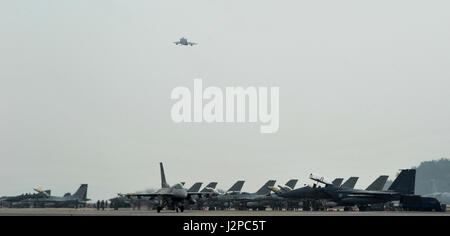 Eine f-16 Fighting Falcon ab 80. Fighter Squadron-Taxis auf der Flightline während ein McDonnell F-4E Phantom II Jet aus der 17. Fighter Squadron, Chung Ju Air Base, Südkorea, während Übung MAX THUNDER 17 auf Kunsan Air Base, Republik Korea, 18. April 2017 zieht. In Max Thunder trainieren USA und ROK Luftstreitkräfte konsequent gemeinsam, werden rund um die Uhr, der Republik Korea zu verteidigen bereit. (US Air Force Foto von Senior Airman Colville McFee/freigegeben) Stockfoto