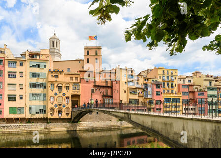 Menschen zu Fuß auf der Pont d ' en Gómez Brücke über den Fluss Onyar mit der Kathedrale Glockenturm überragt die alte Stadt hängenden Häuser, Girona, Spanien Stockfoto