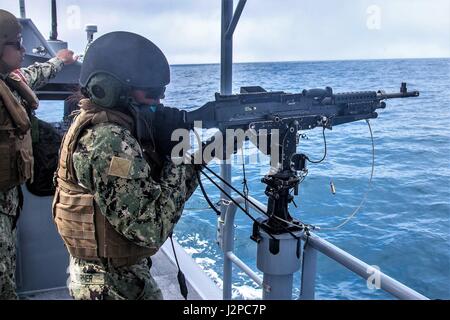170418-N-NT795-648 SAN DIEGO (18. April 2017) Boatswain Mate 3. Klasse Jhakera Turner, Crewman Kanonier zugewiesen, Coastal Riverine Squadron (CRS) 1, feuert eine M240B Maschinengewehr während ein scharfer Munition Übung unter der Leitung von Coastal Riverine Group (CRG) 1 Ausbildung und Evaluation Unit (TEU). Die Küsten Riverine Force ist Core Navy Fähigkeit, das bietet hochwertige Vermögenswerte Schutz und Sicherheit im Seeverkehr Operationen in Küsten-und Binnenschifffahrt. (US Navy Foto von Chief Boatswain Mate Nelson Doromal/freigegeben) Stockfoto