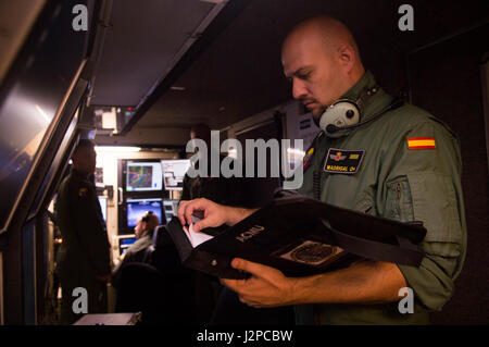 Staff Sgt Francisco, eine spanische Luftwaffe Student Sensor-Operator, Bewertungen MQ-9 Reaper Verfahren vor einem Flug in Holloman Air Force Base, NM am 19. April 2017. Spanien ist derzeit im wesentlichen Ausbildung hier bei der MQ-9 formales Training Unit beteiligt. (Foto: U.S. Air Force Tech Sgt. Amanda Junk) Stockfoto