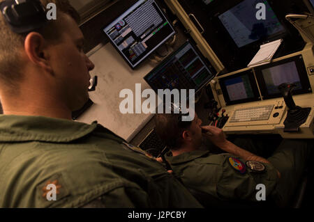 Major Aaron, ein 29. Angriff Geschwader MQ-9 Reaper Fluglehrer, links, weist Generalmajor Jaime, Student der spanischen Luftwaffe pilot, über die MQ-9 Verfahren in Holloman Air Force Base, NM am 19. April 2017. Spanien ist derzeit im wesentlichen Ausbildung hier bei der MQ-9 formales Training Unit beteiligt. (Foto: U.S. Air Force Tech Sgt. Amanda Junk) Stockfoto