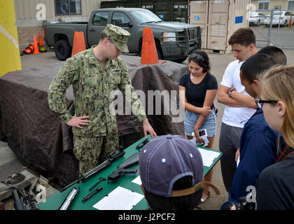 SAN DIEGO (19. April 2017) Gunner Mate 1. Klasse Jonathan Simon von Spokane, WA, Beachmaster Unit One (BMU-1) zugewiesen, erklärt die Möglichkeiten und Grenzen von Kleinwaffen Waffen. Beachmaster Unit One (BMU-1) veranstaltete 10 Lancaster High School Air Force Junior Reserve Officer Training Corps (JROTC) Studenten am 19. April 2017. (US Navy Foto von Lt. Devin Arneson/freigegeben) Stockfoto