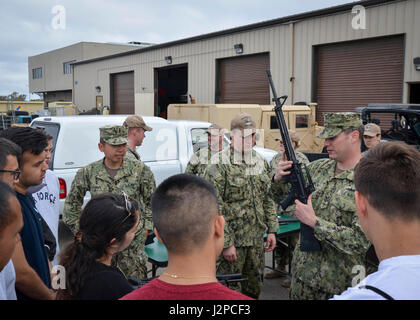 SAN DIEGO (19. April 2017) Gunner Mate 1. Klasse Jonathan Simon von Spokane, WA, Beachmaster Unit One (BMU-1) zugewiesen, erklärt die Möglichkeiten und Grenzen von Kleinwaffen Waffen. Beachmaster Unit One (BMU-1) veranstaltete 10 Lancaster High School Air Force Junior Reserve Officer Training Corps (JROTC) Studenten am 19. April 2017. (US Navy Foto von Lt. Devin Arneson/freigegeben) Stockfoto