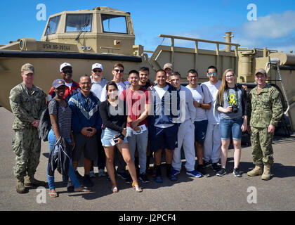 SAN DIEGO (19. April 2017) Segler zugewiesen Beachmaster Unit One (BMU-1) posieren für ein Foto mit Studenten aus Lancaster High School. BMU-1 nahm 10 Lancaster High School Air Force Junior Reserve Officer Training Corps (JROTC) Studierende am 19. April 2017.  Die Senioren werden im Juni abschließen und alle haben den Wunsch, dem Militär beizutreten.  Die Einheit besucht verschiedene Befehle aus allen Bereichen des Militärs, die Fähigkeiten der einzelnen Filiale zu erkunden. (US Navy Foto von Lt. Devin Arneson/freigegeben) Stockfoto