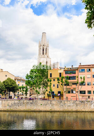 Die Banken Fluss Onyar in der alten Stadt Girona, überragt von der Basíiica de Sant Feliu, Girona, Katalonien, Spanien Stockfoto