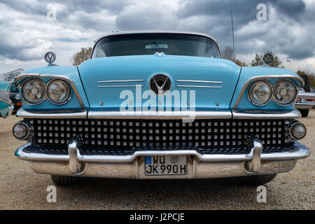 NORDLINGEN, Deutschland - 29. April 2017: Spezielle Buick Oldtimer Auto auf dem MotoTechnika-Oldtimer-treffen am 29. April 2017 in Nordlingen, Deutschland. Vorne Stockfoto