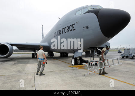 US Air Force Piloten aus der 909th Flugzeuge Wartungseinheit vorbereiten einer KC-135 Stratotanker Vorflugkontrollen 20. April 2017, auf der Kadena Air Base, Japan. 909th Air Refueling Squadron durchgeführt Betankung Operationen für Kadenas f-15 Adler nach Guam für Übung wachsam Ace. (Foto: U.S. Air Force Senior Airman Lynette M. Rolen) Stockfoto