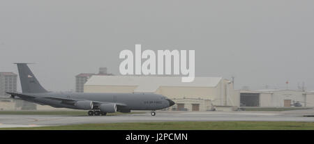 Eine US Luftwaffe KC-135 Stratotanker taxis auf der Flightline 20. April 2017, auf der Kadena Air Base, Japan. Die KC-135 kann mehr als 80.000 Pfund Ladung, je nach Lagerung und kann auch für medizinische Evakuierung Betrieb konfiguriert werden. (Foto: U.S. Air Force Senior Airman Lynette M. Rolen) Stockfoto